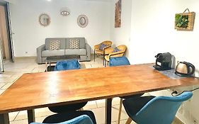 Jolie 3 pièces avec terrasse au vieux port, à 2 pas des plages et du palais.